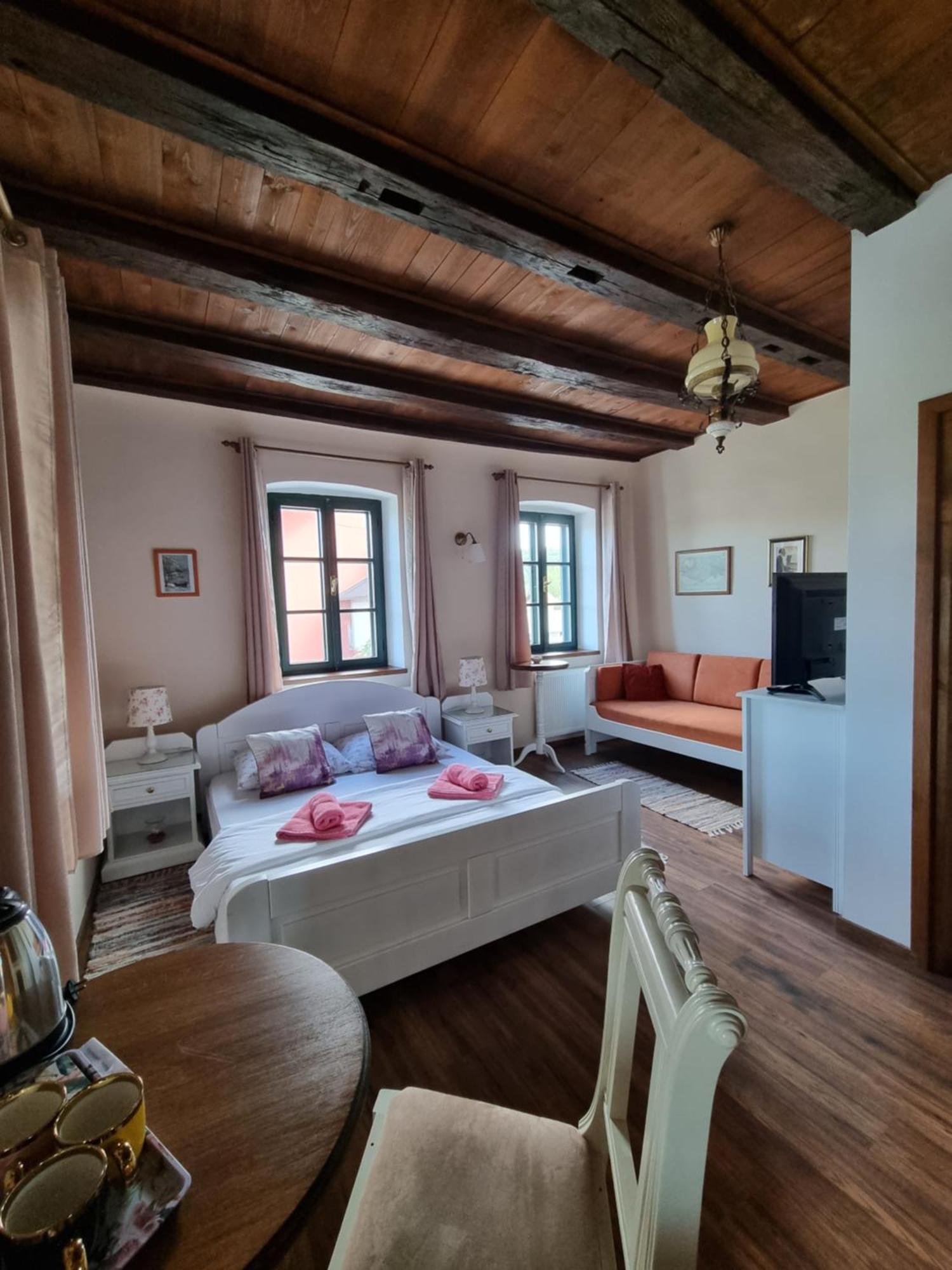 Taverna 1860 Rooms & Apartments Donja Zelina Quarto foto